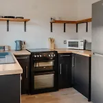 Calm Cosy House With Beautiful Riverside Walk To Centre