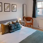 Calm Cosy House With Beautiful Riverside Walk To Centre